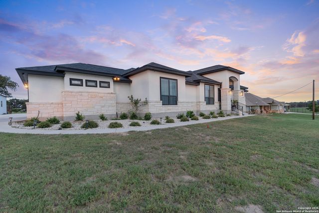 300 Abrego Lake, Floresville, TX 78114