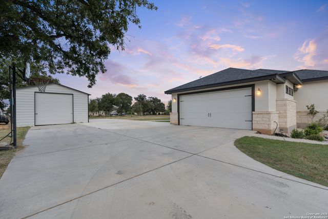 300 Abrego Lake, Floresville, TX 78114