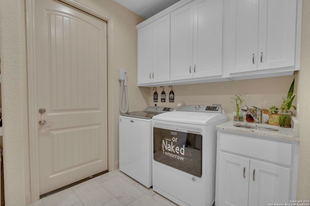 300 Abrego Lake, Floresville, TX 78114