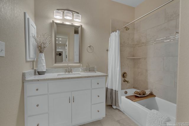 300 Abrego Lake, Floresville, TX 78114