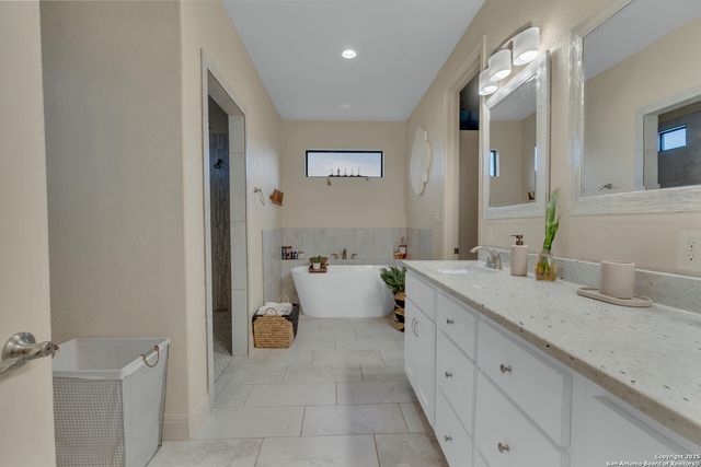 300 Abrego Lake, Floresville, TX 78114