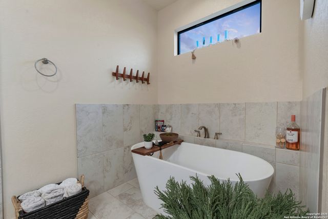 300 Abrego Lake, Floresville, TX 78114