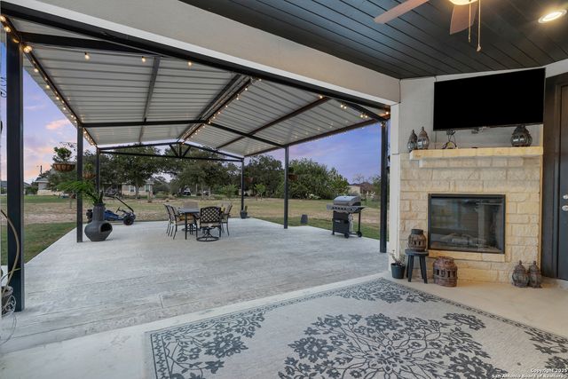 300 Abrego Lake, Floresville, TX 78114