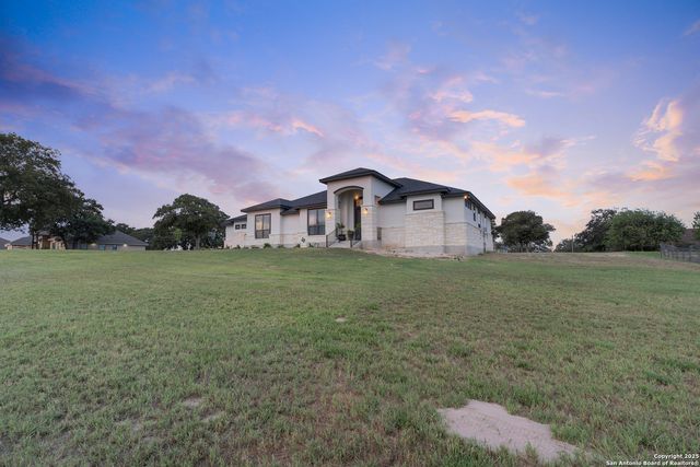 300 Abrego Lake, Floresville, TX 78114