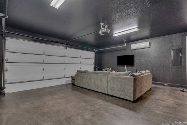 300 Abrego Lake, Floresville, TX 78114