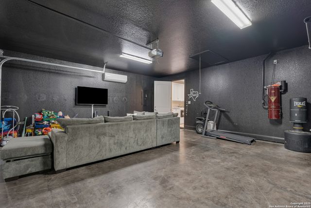 300 Abrego Lake, Floresville, TX 78114