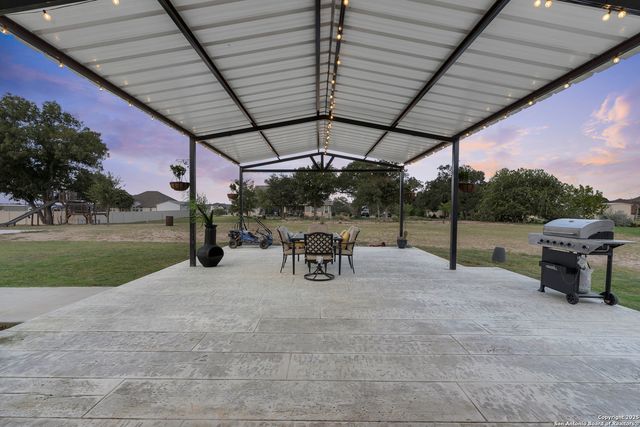 300 Abrego Lake, Floresville, TX 78114