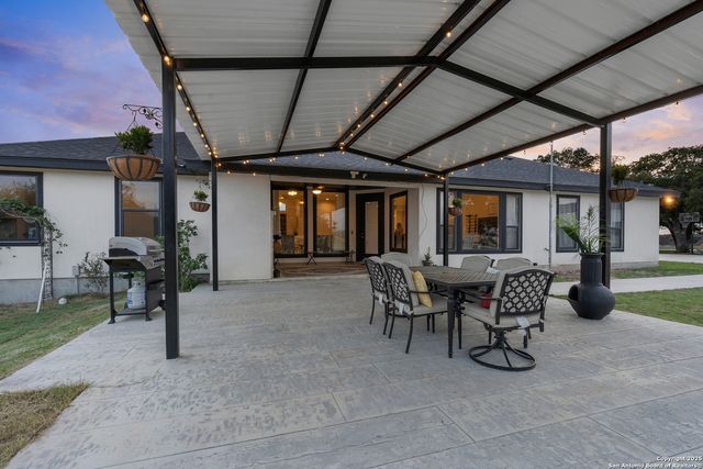 300 Abrego Lake, Floresville, TX 78114