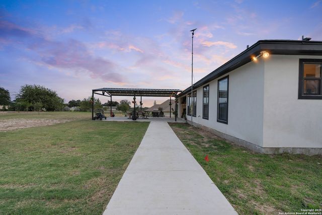 300 Abrego Lake, Floresville, TX 78114