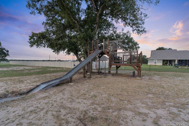 300 Abrego Lake, Floresville, TX 78114
