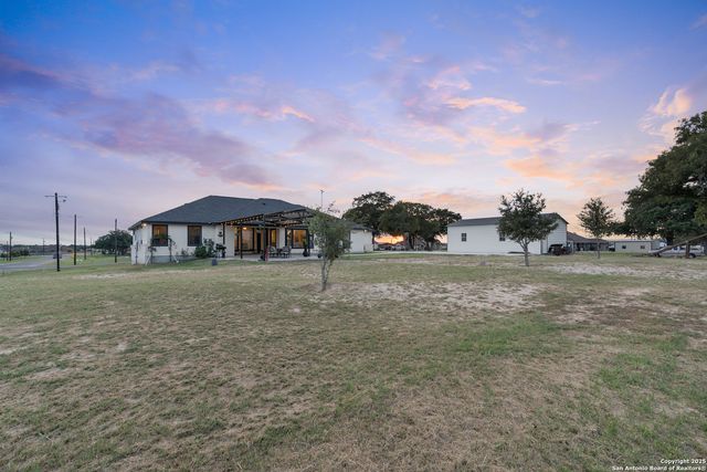 300 Abrego Lake, Floresville, TX 78114