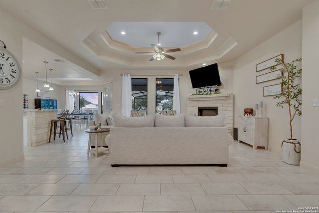 300 Abrego Lake, Floresville, TX 78114