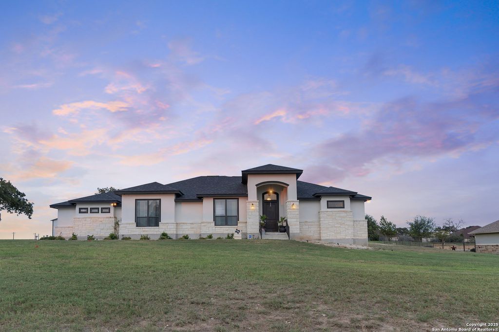 300 Abrego Lake, Floresville, TX 78114