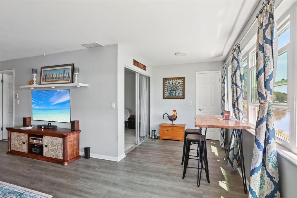 Image 14 of property listing at 3850 13TH AVENUE N 210, St Petersburg, FL 33713