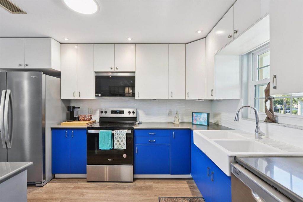 Image 19 of property listing at 3850 13TH AVENUE N 210, St Petersburg, FL 33713