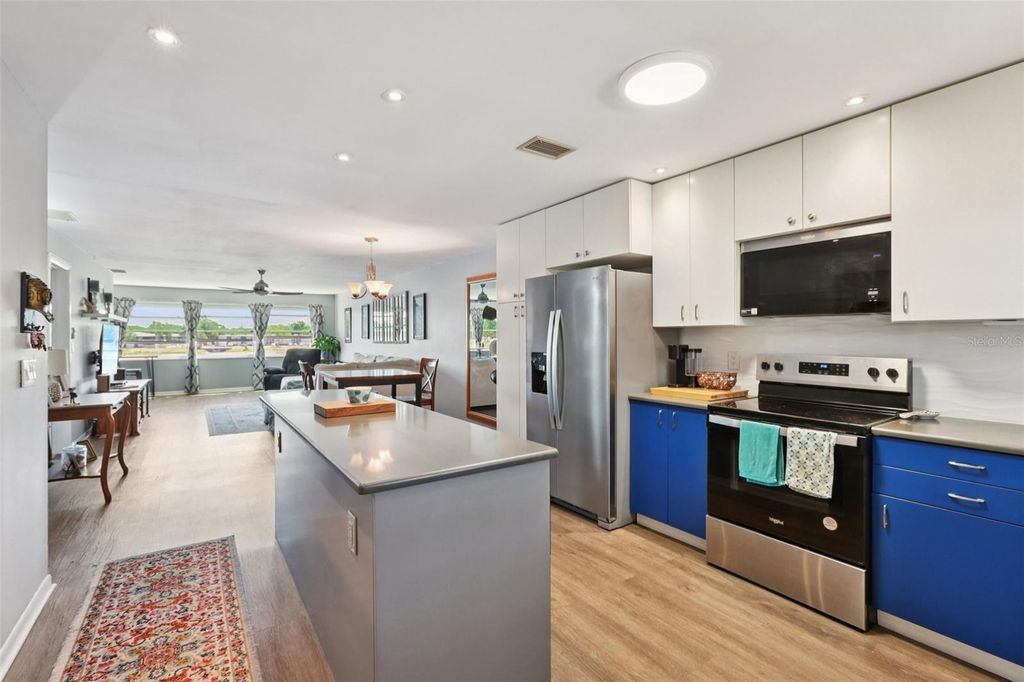 Image 3 of property listing at 3850 13TH AVENUE N 210, St Petersburg, FL 33713