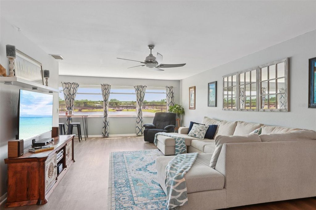 Image 5 of property listing at 3850 13TH AVENUE N 210, St Petersburg, FL 33713