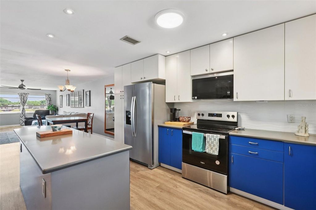 Image 6 of property listing at 3850 13TH AVENUE N 210, St Petersburg, FL 33713