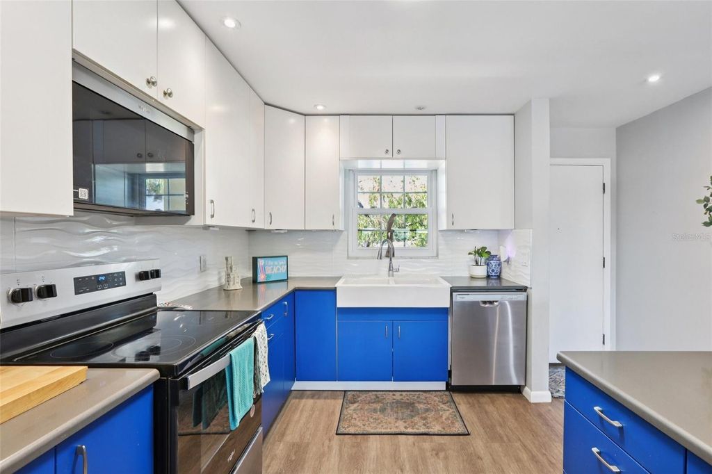 Image 7 of property listing at 3850 13TH AVENUE N 210, St Petersburg, FL 33713