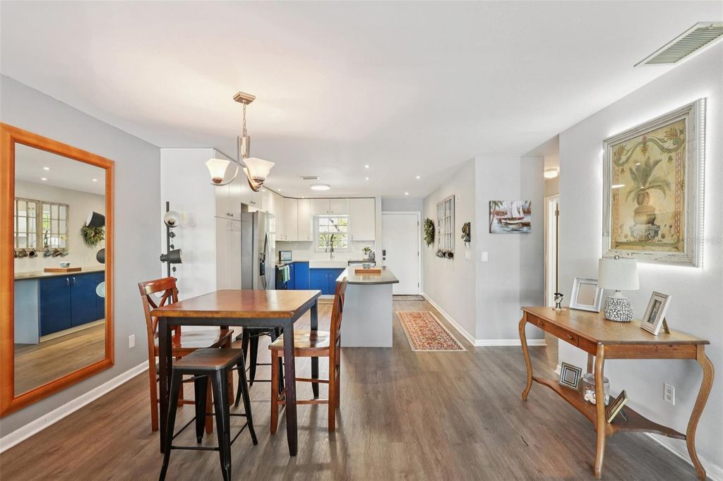 Image 9 of property listing at 3850 13TH AVENUE N 210, St Petersburg, FL 33713