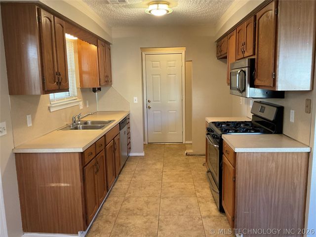 8709 E 135th Street S, Bixby, OK 74008