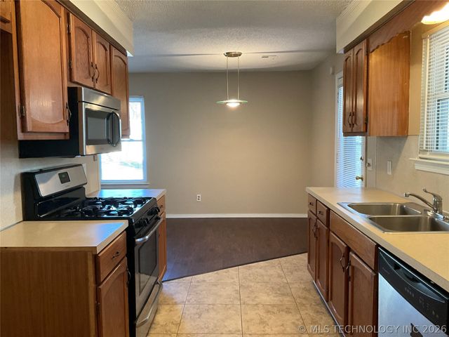 8709 E 135th Street S, Bixby, OK 74008