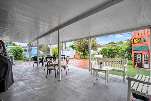 7320 NW 2nd St, Pembroke Pines, FL 33024