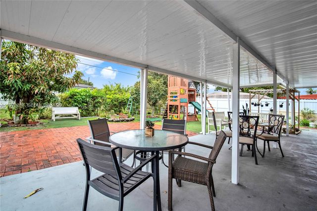 7320 NW 2nd St, Pembroke Pines, FL 33024