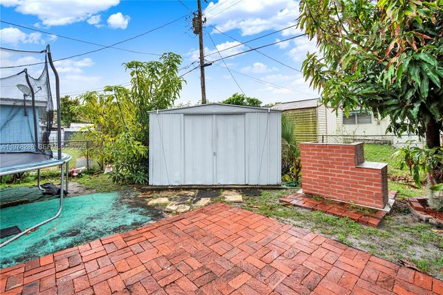 7320 NW 2nd St, Pembroke Pines, FL 33024