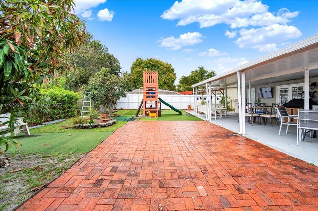 7320 NW 2nd St, Pembroke Pines, FL 33024