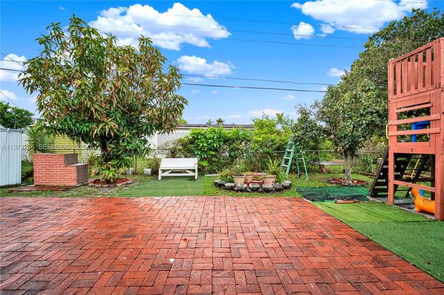 7320 NW 2nd St, Pembroke Pines, FL 33024