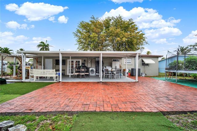 7320 NW 2nd St, Pembroke Pines, FL 33024