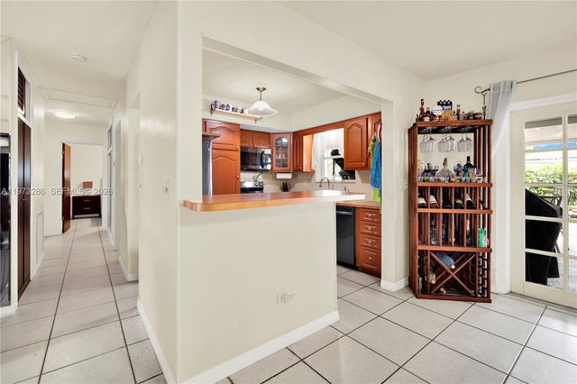 7320 NW 2nd St, Pembroke Pines, FL 33024