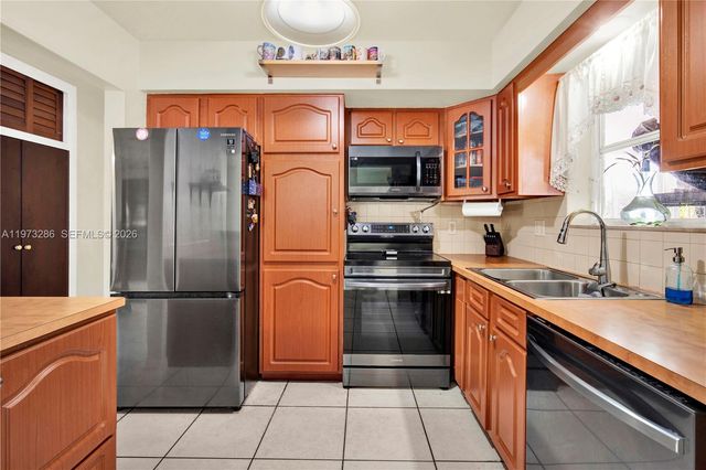 7320 NW 2nd St, Pembroke Pines, FL 33024