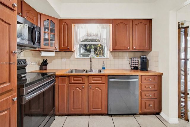 7320 NW 2nd St, Pembroke Pines, FL 33024