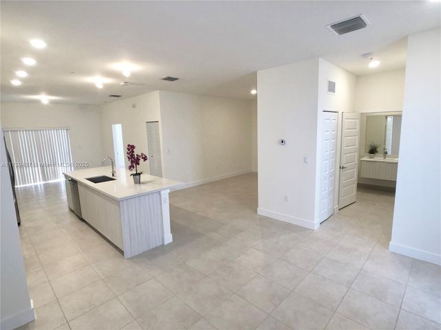 7925 NW 104th Ave 25, Doral, FL 33178