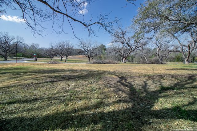 5 E Hampton Dr, Seguin, TX 78155