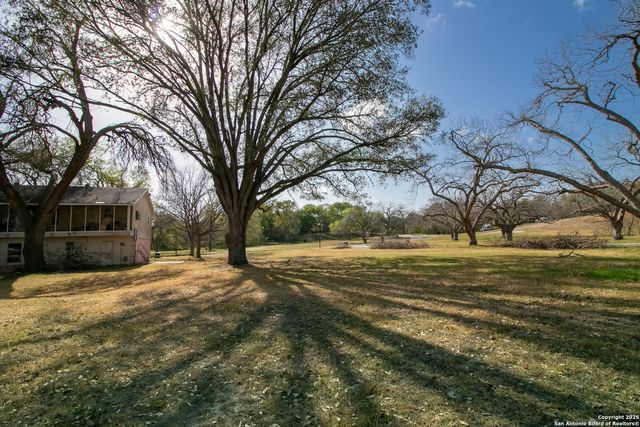 5 E Hampton Dr, Seguin, TX 78155