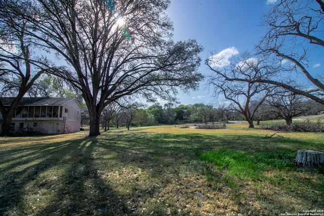 5 E Hampton Dr, Seguin, TX 78155