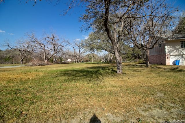 5 E Hampton Dr, Seguin, TX 78155