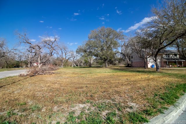 5 E Hampton Dr, Seguin, TX 78155