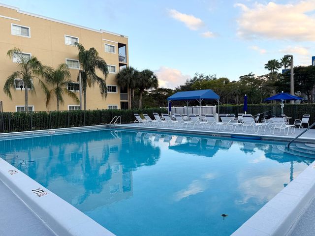 4745 Lucerne Lakes Boulevard 102, Lake Worth, FL 33467