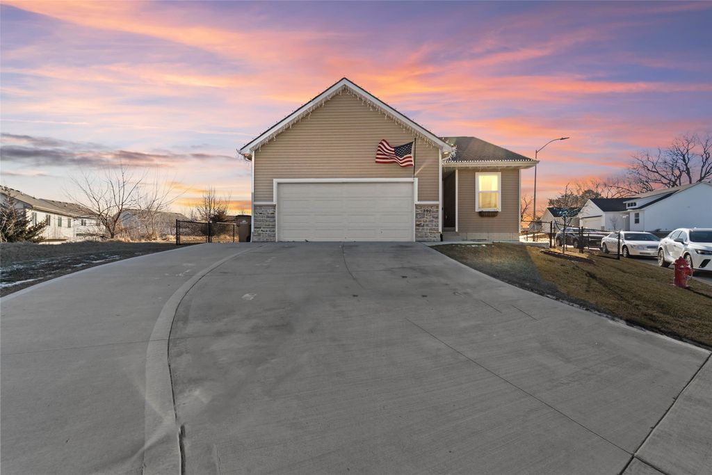 390 Commons Drive, Carlisle, IA 50047