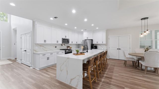 1840 E Lake Drive, Huntsville, TX 77340