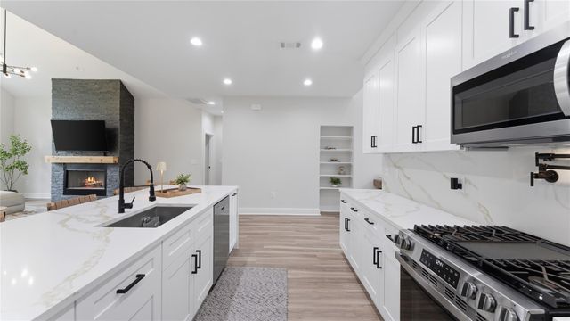 1840 E Lake Drive, Huntsville, TX 77340