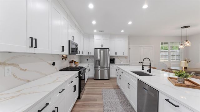 1840 E Lake Drive, Huntsville, TX 77340