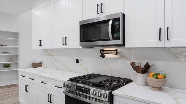 1840 E Lake Drive, Huntsville, TX 77340