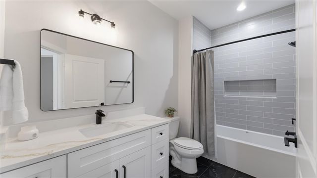 1840 E Lake Drive, Huntsville, TX 77340