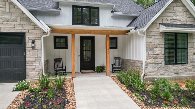 1840 E Lake Drive, Huntsville, TX 77340