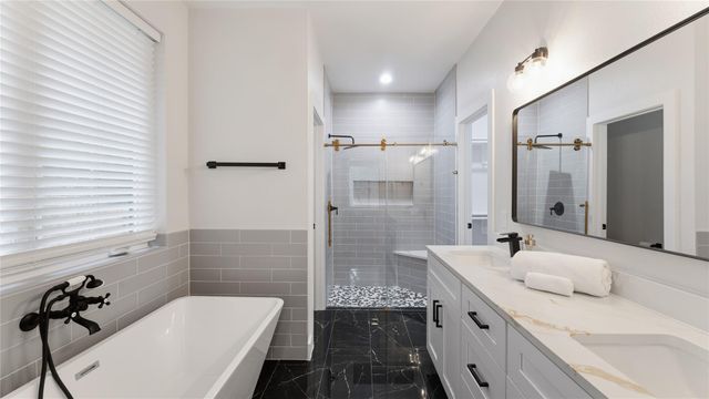 1840 E Lake Drive, Huntsville, TX 77340